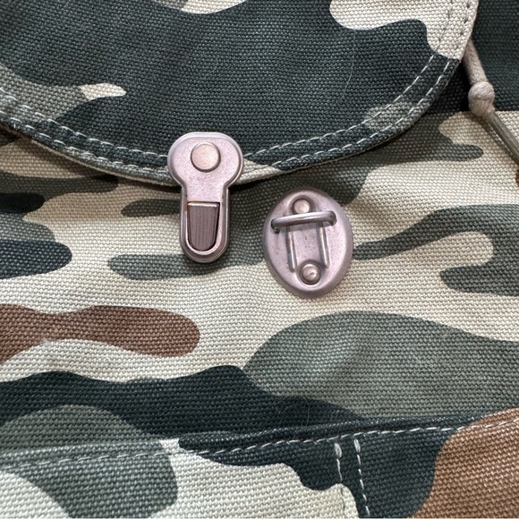 Baggu Camouflage Canvas Backpack Bag - Picture 5 of 8